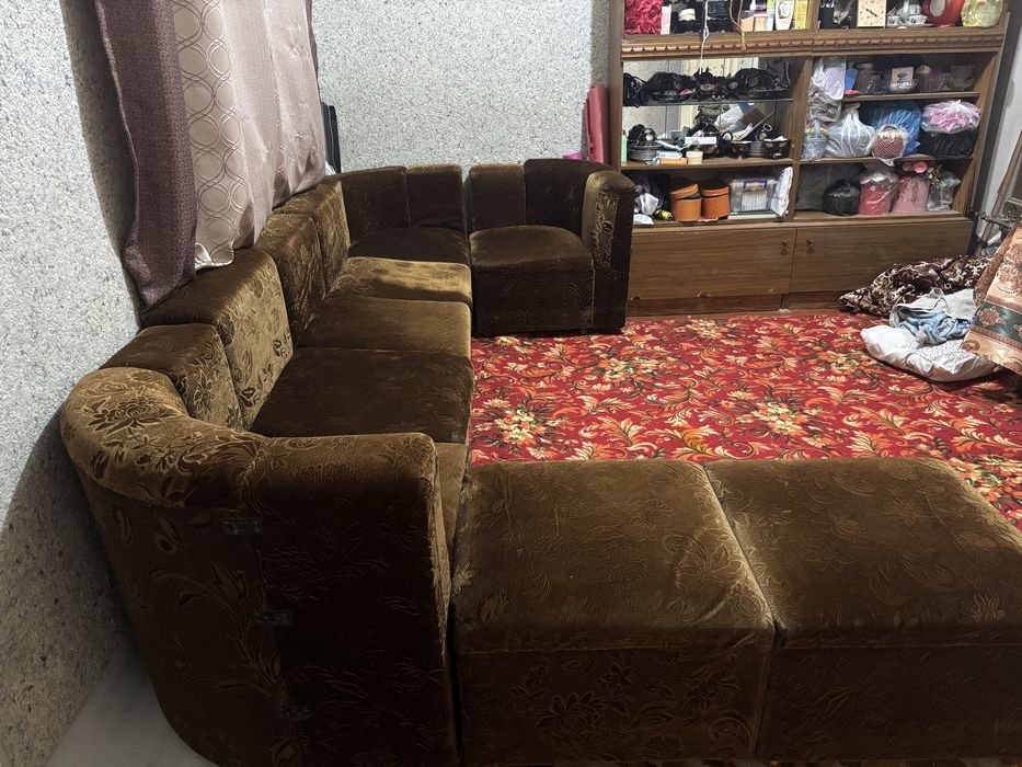 Продается угалок хорошим состояние