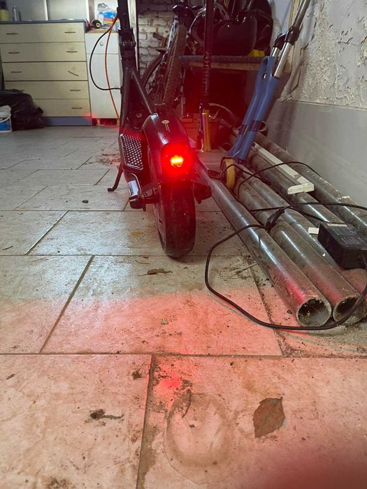 Продавам електрическа тротинетка Ninebot F 2 PRO