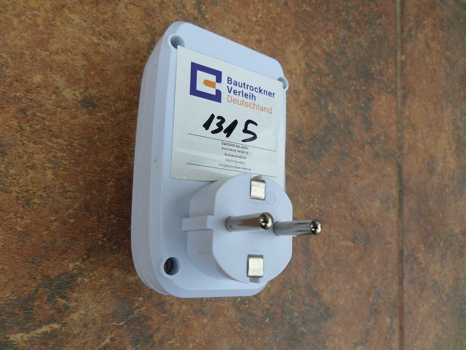 Aparat masura consumul instant in w panouri solare invertor arata tensiunea 220v
