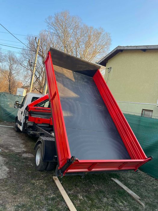 Предлага транспортни услуги със самосвал до 3,5 тона, оборудван с кран