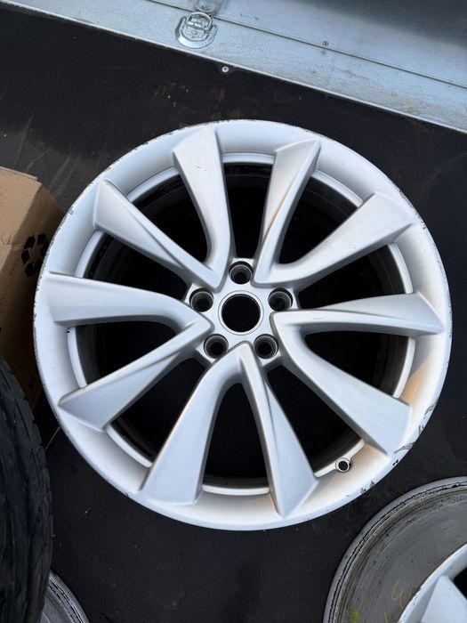Tesla model 3 235/45R19