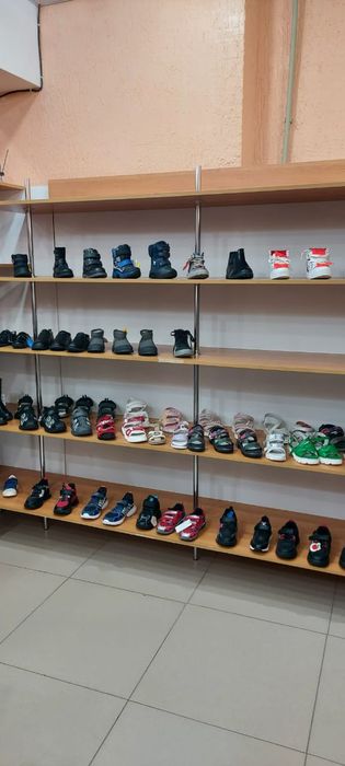 Торговые полки и тумбы.