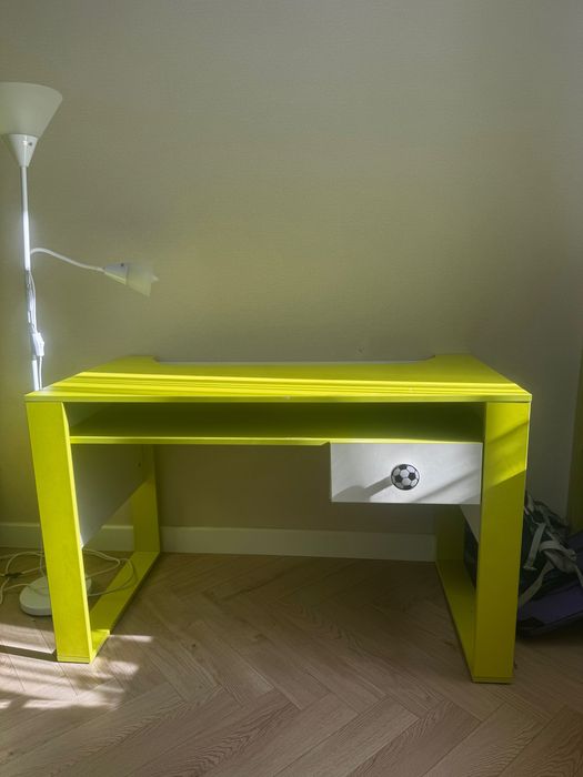 Продам стол и шкаф за 30 000!!!