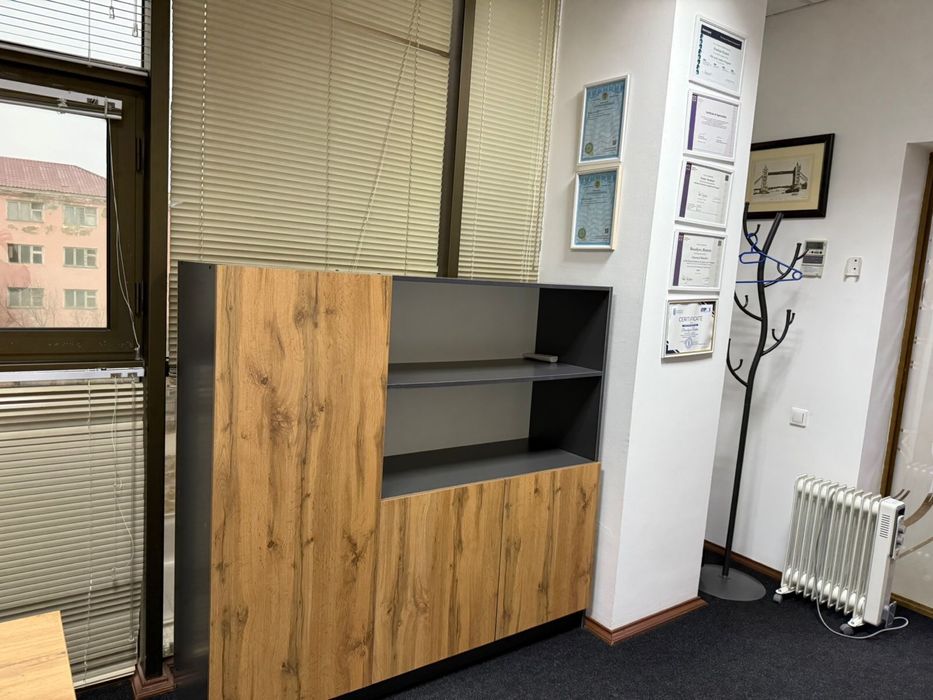 Офисная мебель. Стол и шкаф