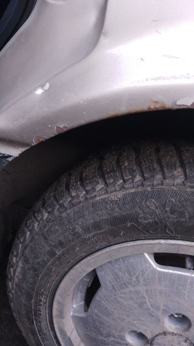 Машина Ауди 80 на полном ходу