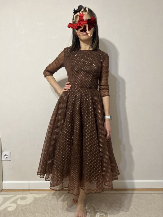 Шикарное коричневое вечернее платье