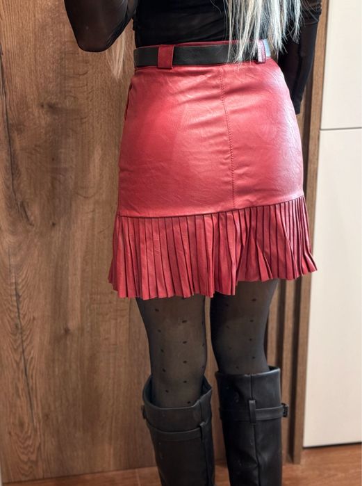 Кожена пола в бордо цвят