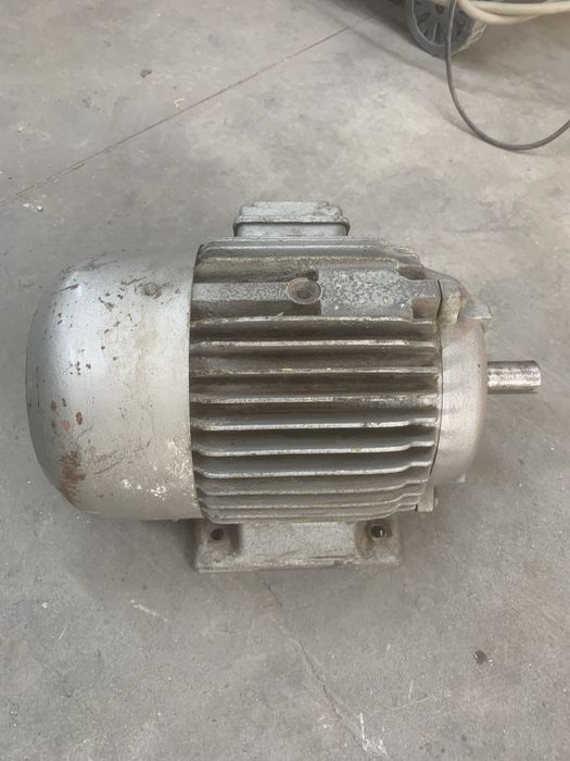 Motor trei fazic