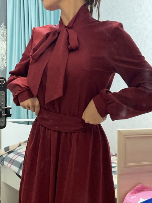 Элегантное бордовое платье