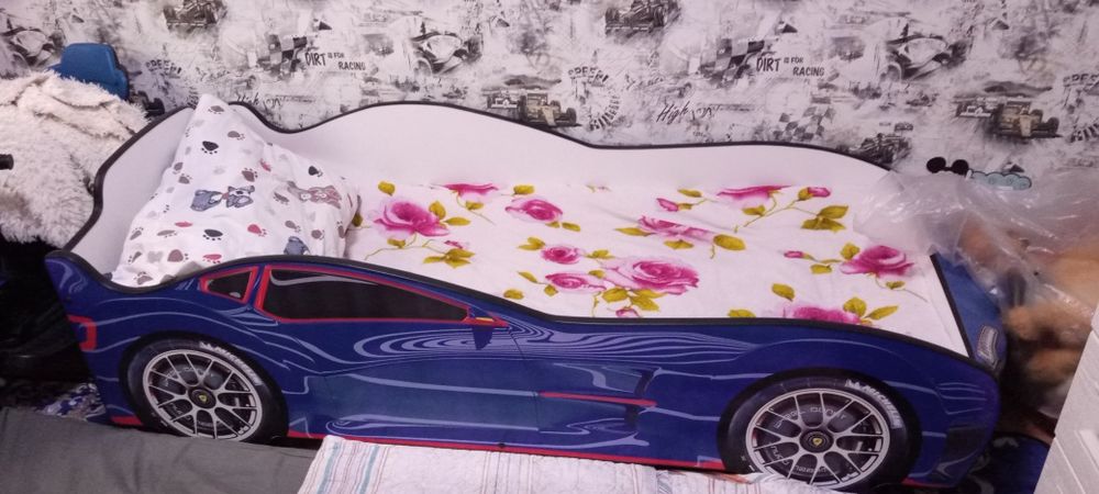 Детская кровать машина