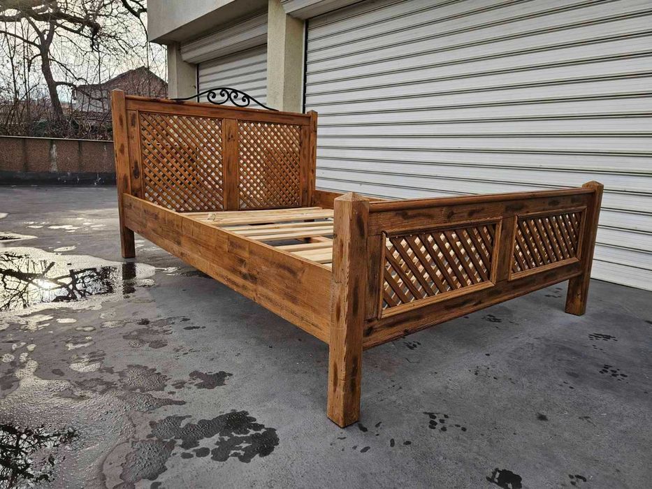 Шкаф с дърворезба