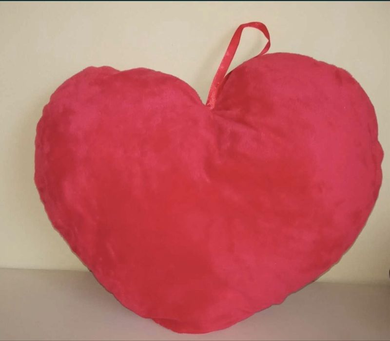 Плюшено червено сърце