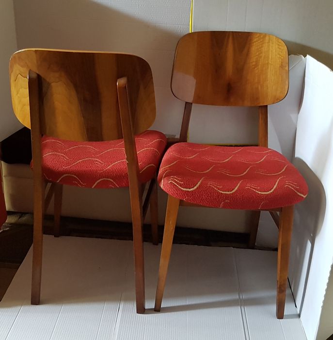 Set două scaune din lemn, tapițate cu stofă roșie