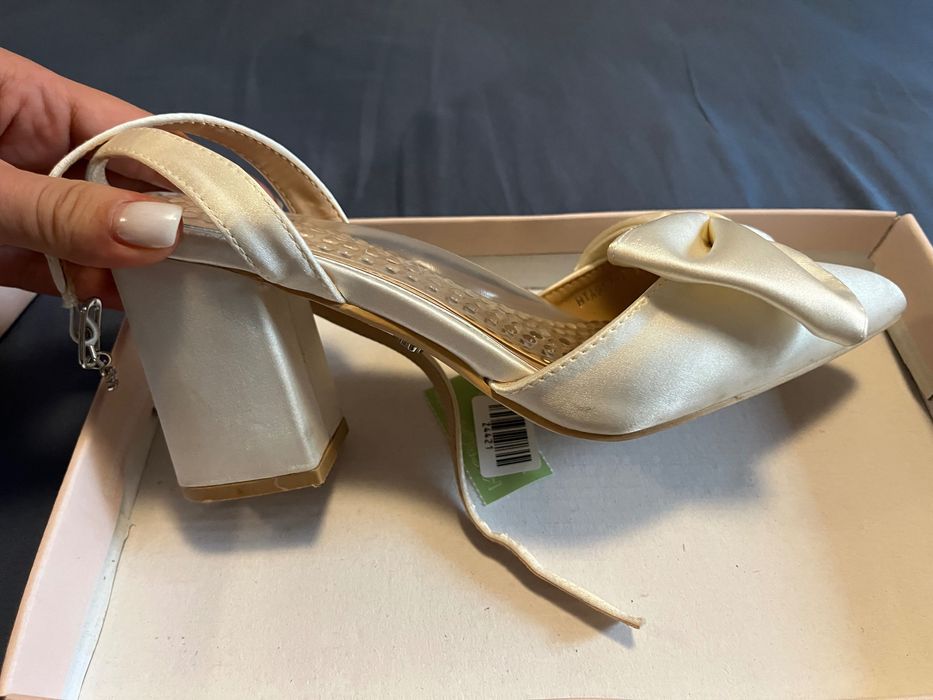 Vand gentuta, pantofi si voal de mireasa.