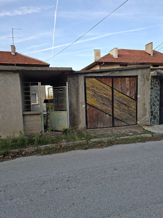 ЕТАЖ от фамилнакъща,  гараж и двор. Целият имот е необитаем.
