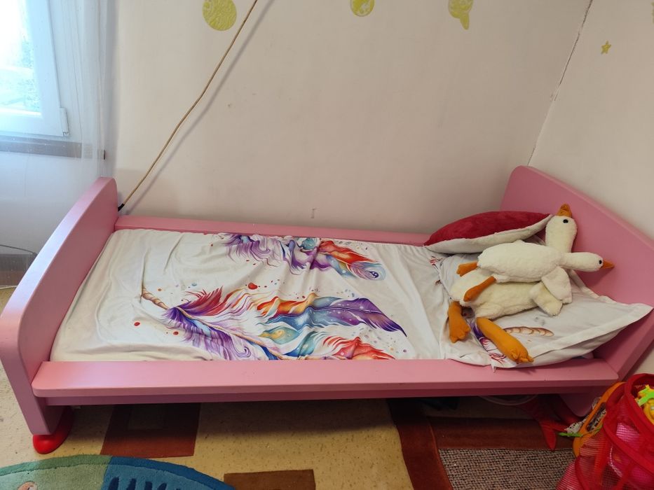 Pat  roz  fetiță + comodă  cu sertare