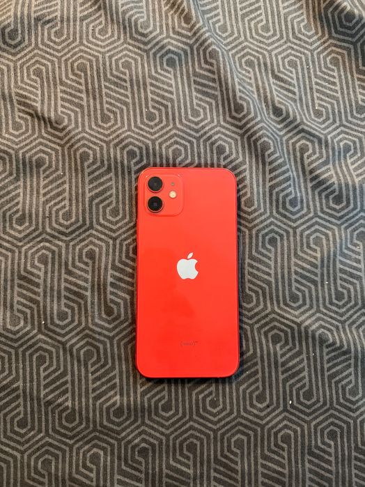 iPhone 12 de color rosu