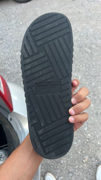 Продавам чехли BOTTEGA VENETA 46 номер , обувани са 1 път ! За това и цената им е такава !