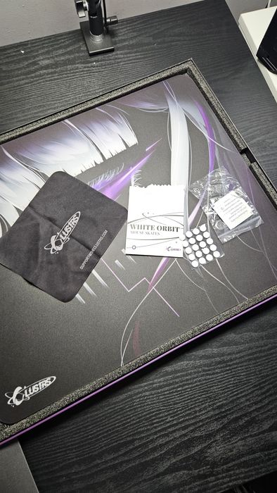 Mousepad Sticlă Ediție Limitată Clustrs Astra’s Gaze (Glass Pad, ca nou)