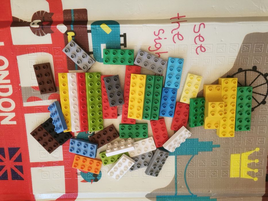 Lot lego duplo -- include masinute, multe figurine, animale, cuburi de diferite forme, placi mai mari si mai mici