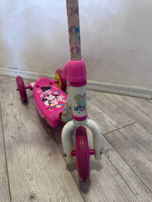 Trotinetă roz pentru fetiță