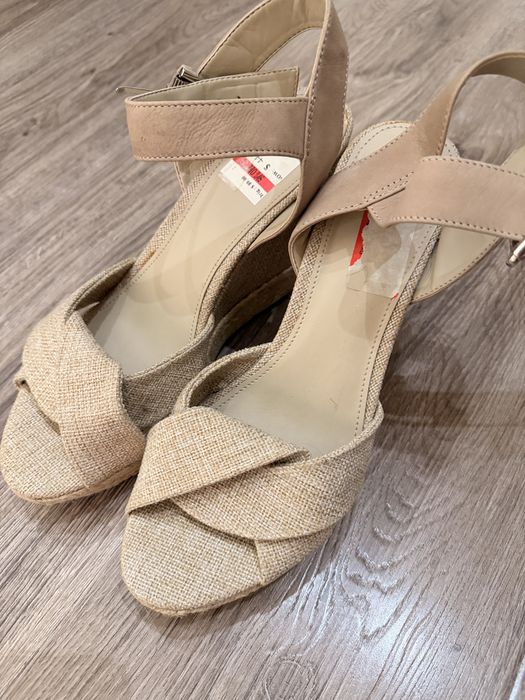 Оригинальные босоножки GUESS
