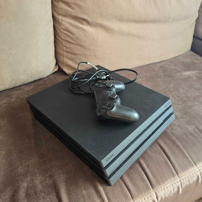 Продавам PS4 Pro 1TB