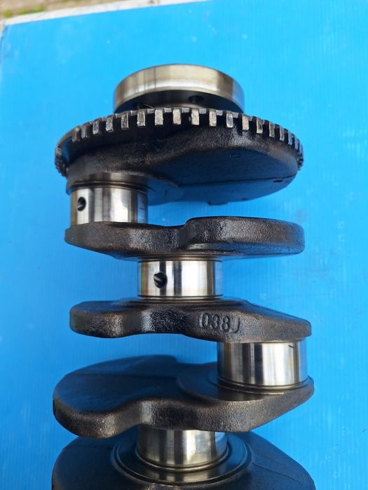 Колянов вал Audi Pasat 1.9tdi 131к като огледало от кола на малко мили