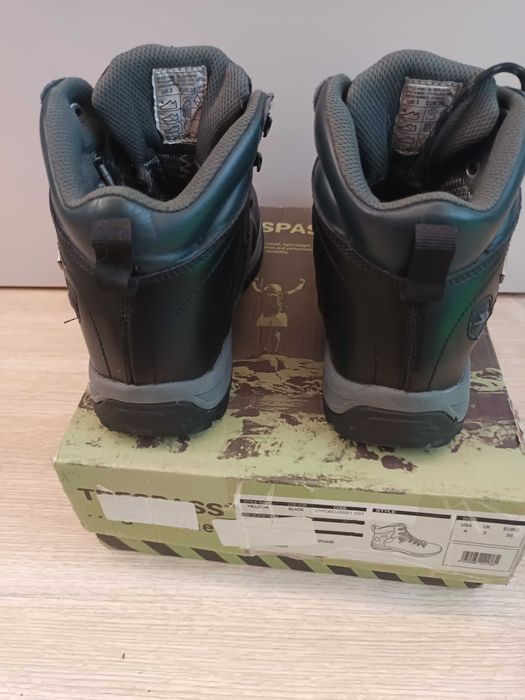 Детски зимни естествена кожа Trespass и боти черен лак