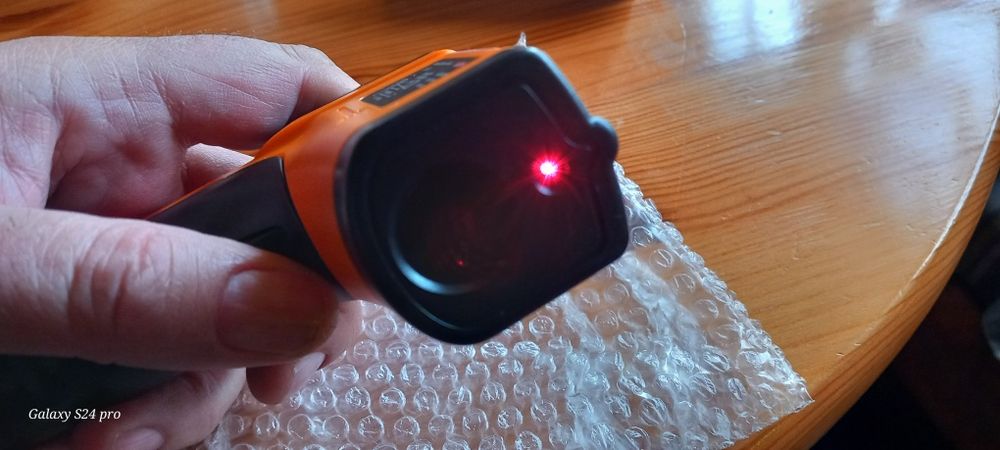 Безконтактен инфрачервен термометър.