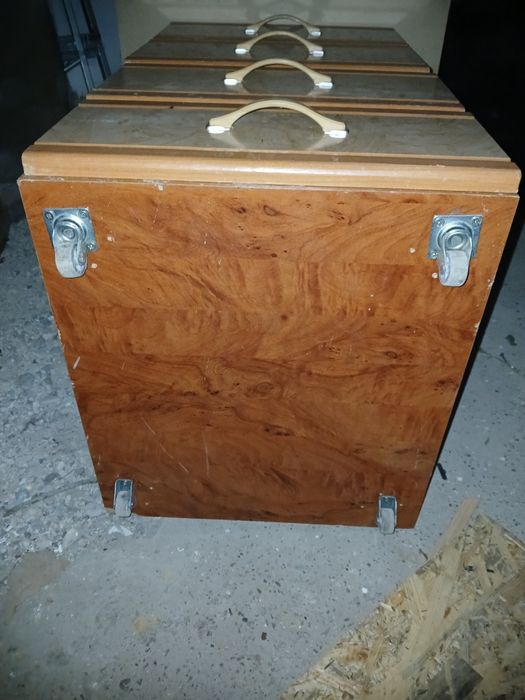 Vand mobilă veche din lemn, în stare bună.