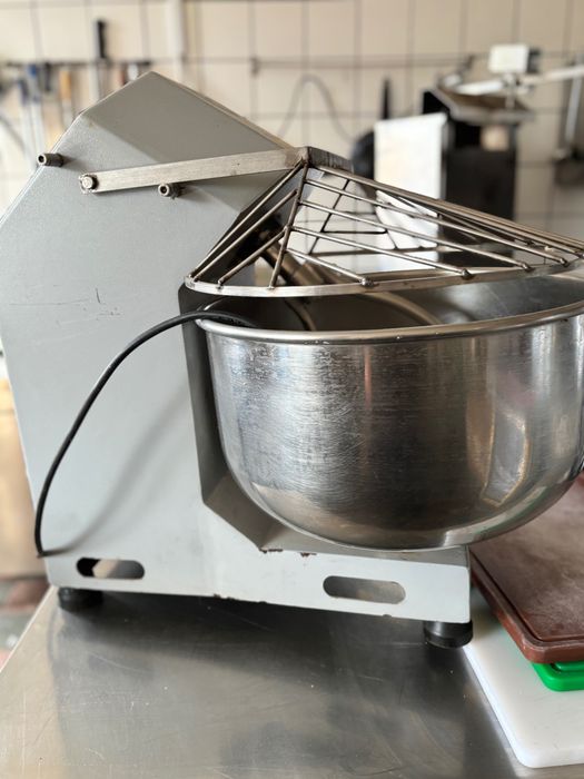 Mixer profesional pentru aluat – de vânzare
