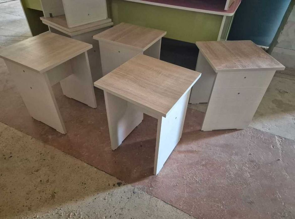 Табуретки, стол письменный