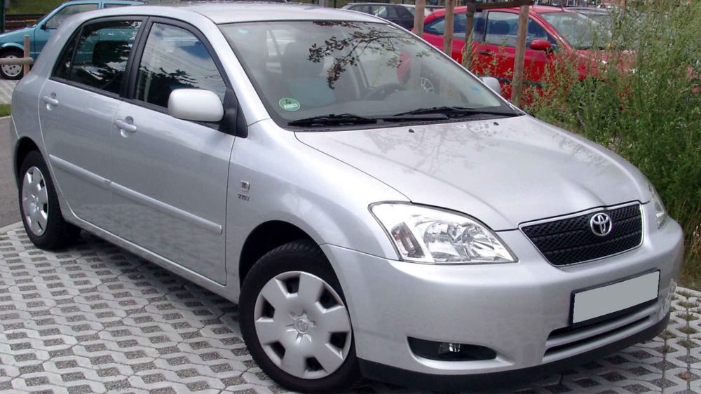 БУ Королла е120 хетчбек серый капот, накладка на радиатор