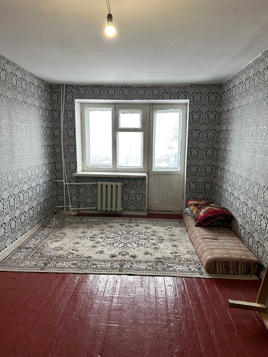 1 комн. Абая 4эт/5 1 мкр. Не угловая, теплая, требует ремонта 1962Блок