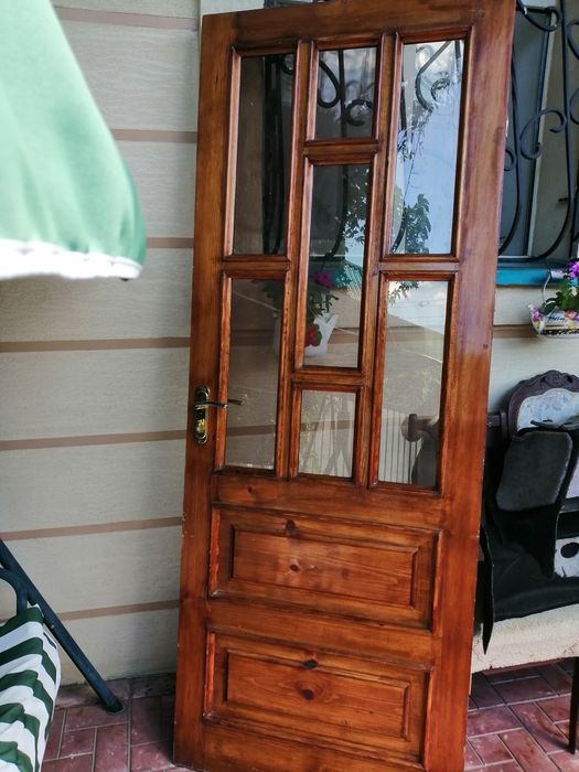 Дверь деревянная.