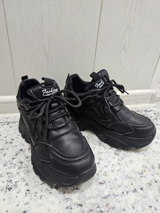 Продаются женские кроссовки