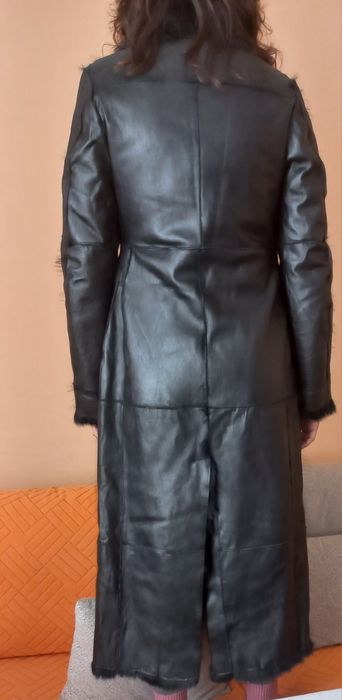 Италианско дамско  чено кожено дълго палто  S