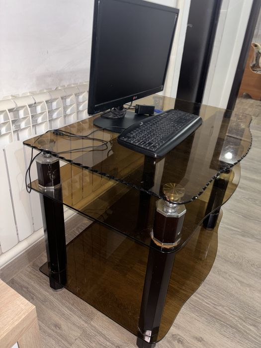 Продам стеклянную тумбочка