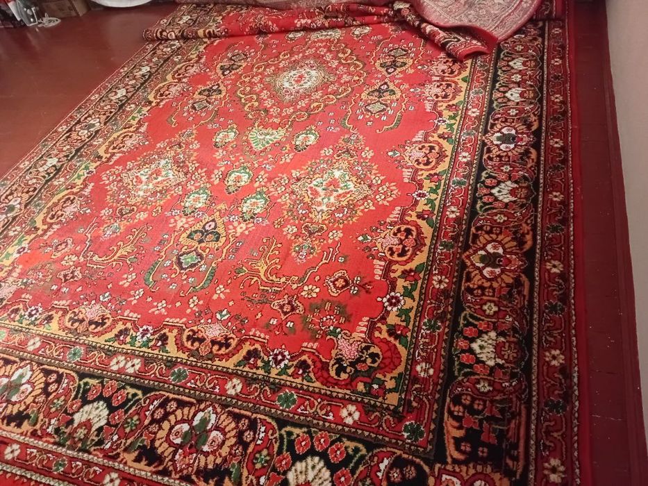 Qizil chiroyli gilam sotiladi
