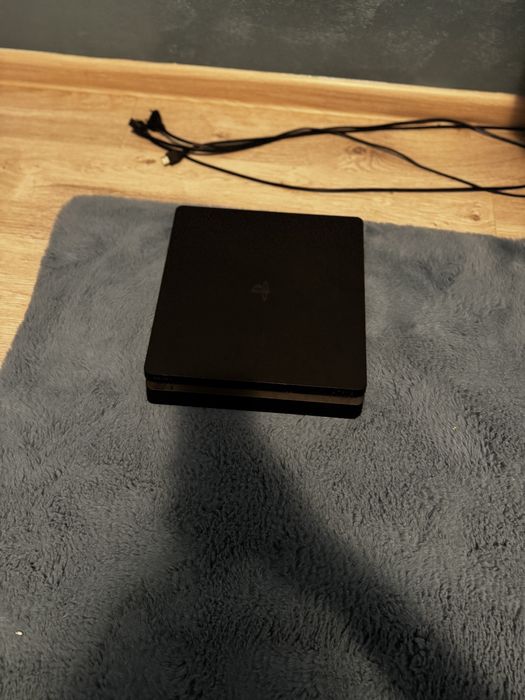 Vand ps4,il am de aproximativ 2 ani.2 manete originale si 1 neoriginala.1500 de lei negociabil.Mai multe detalii in privat.