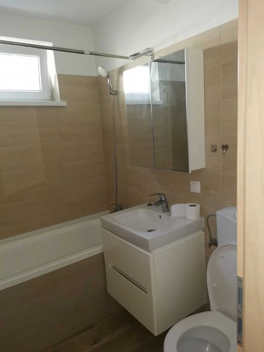 Dau in chirie apartamnt cu 3 camere