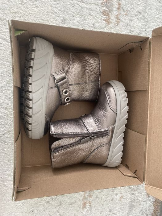 Продам абсолютно новые сапожки для девочки!