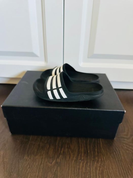 Papuci / slapi , de la firma adidas ,  pentru copii , numarul 28