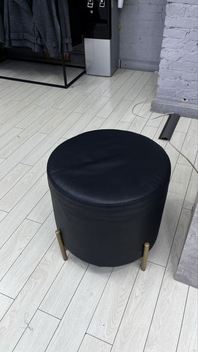 СРОЧНО ПРОДАМ: зеркала, пуфики, стеллаж