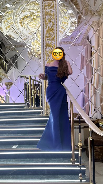 вечернее платье с вырезом