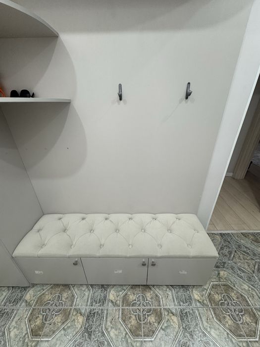 Прихожая мебель (шкаф с встроенным пуфиком)