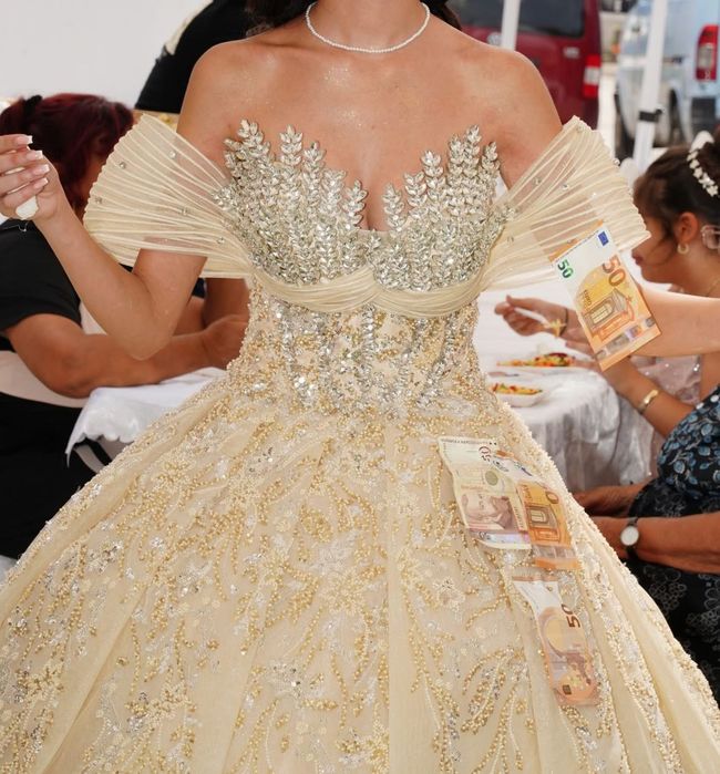 Роклята се продава за 600лв облечена само за 2 часа