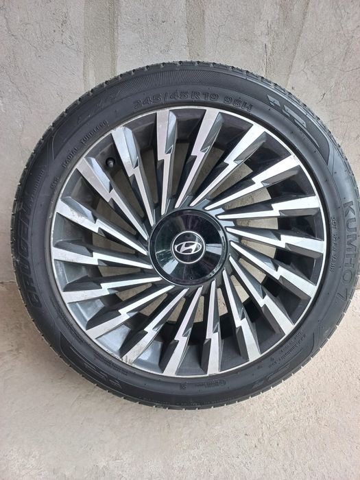 Продам диски с шинами R19 HYUNDAI