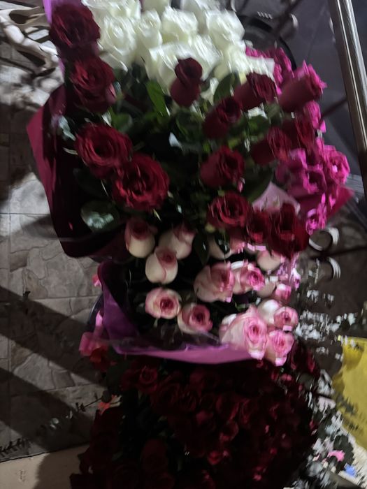 Розы букет белые красные